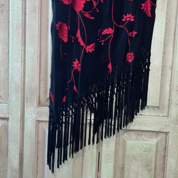 Gorgeous fitted black dress with embroidery red roses. - Picture 5 of 6